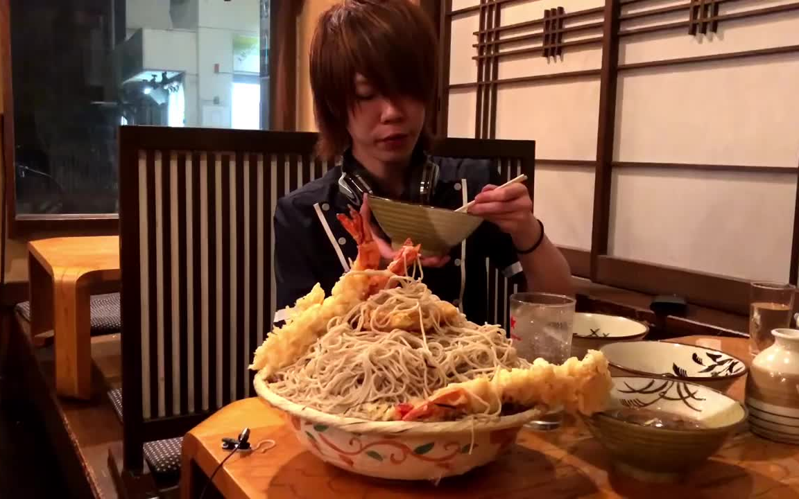 日本大胃王draco吃播耳机小哥吃一大盆面和天妇罗