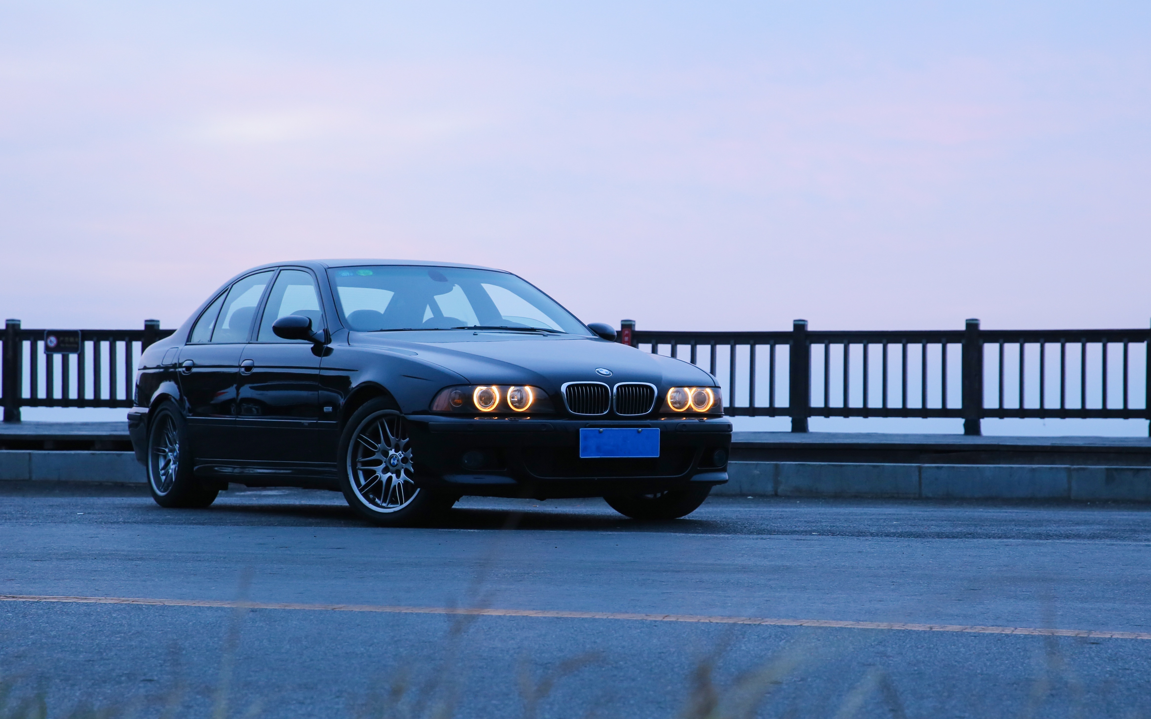 性能车称为当时世上最快的四门轿跑,麦当娜亲自出演广告—宝马e39m5