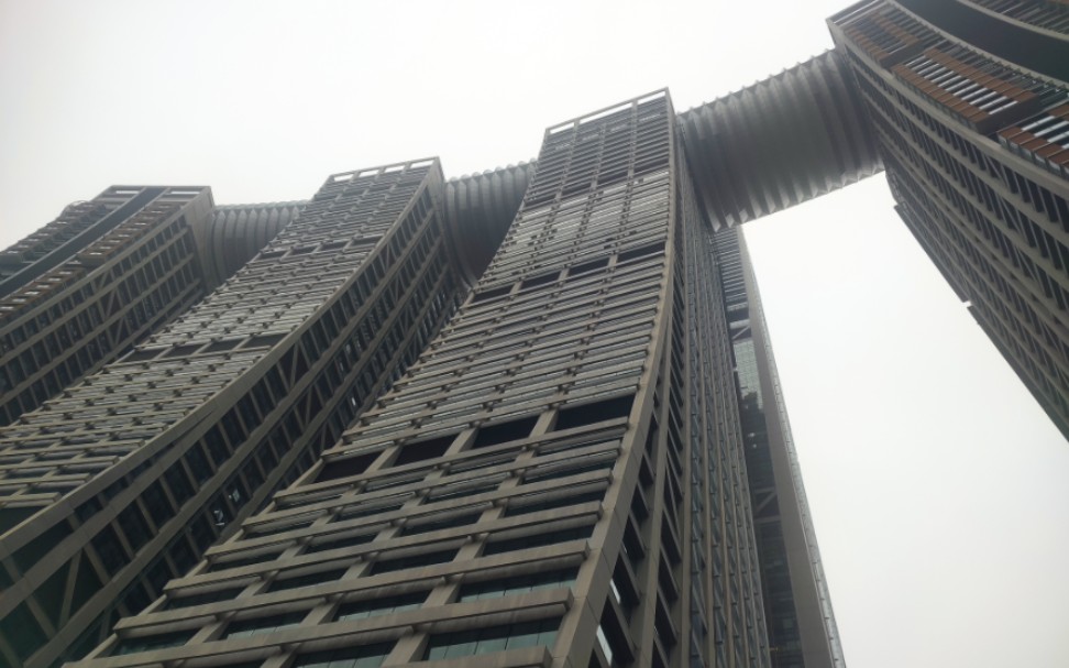 逛重庆地标来福士俱乐部的天际游泳池