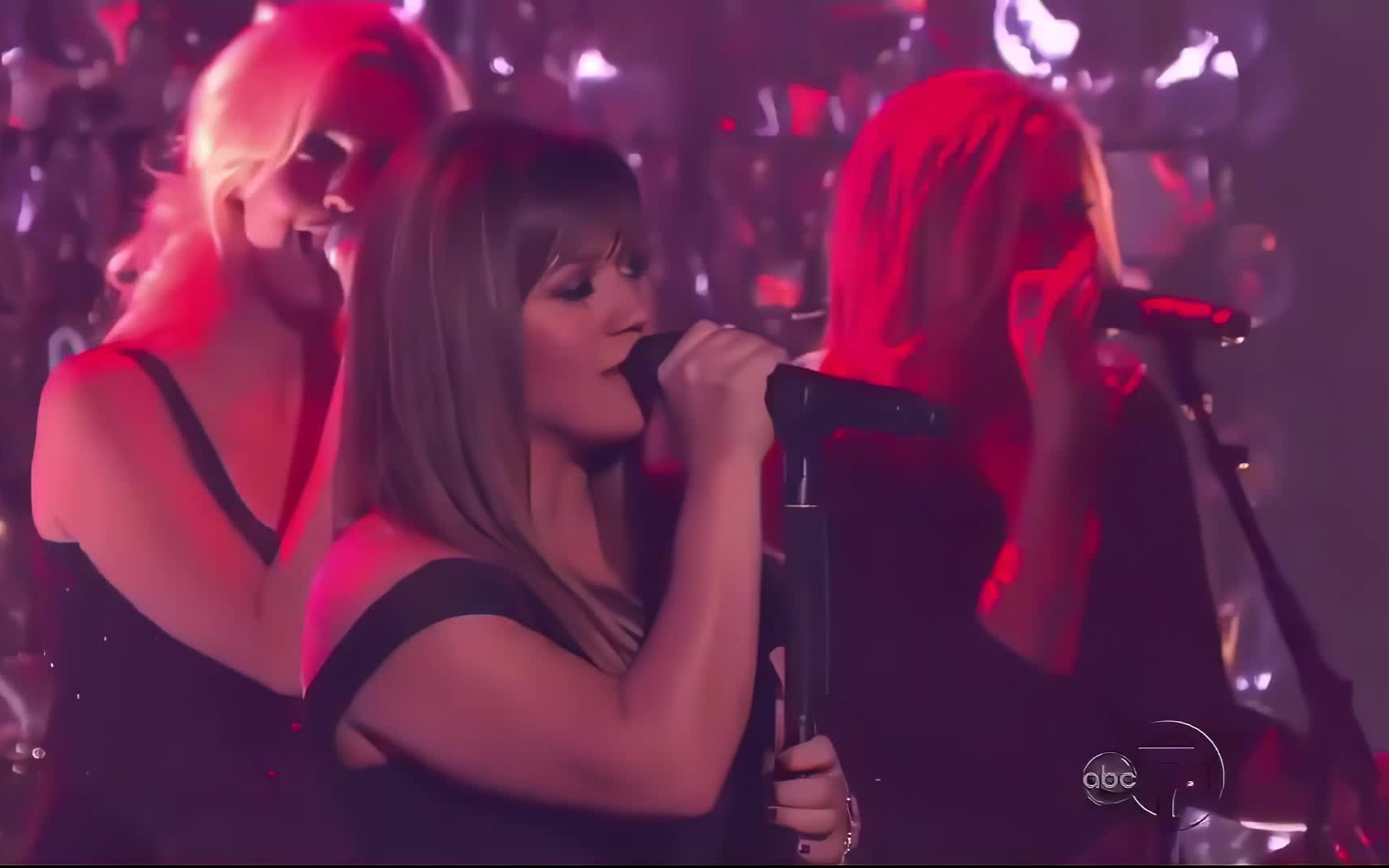 [图]【高清修复】Kelly Clarkson - Walk Away Live on Dancing with the Stars 2011