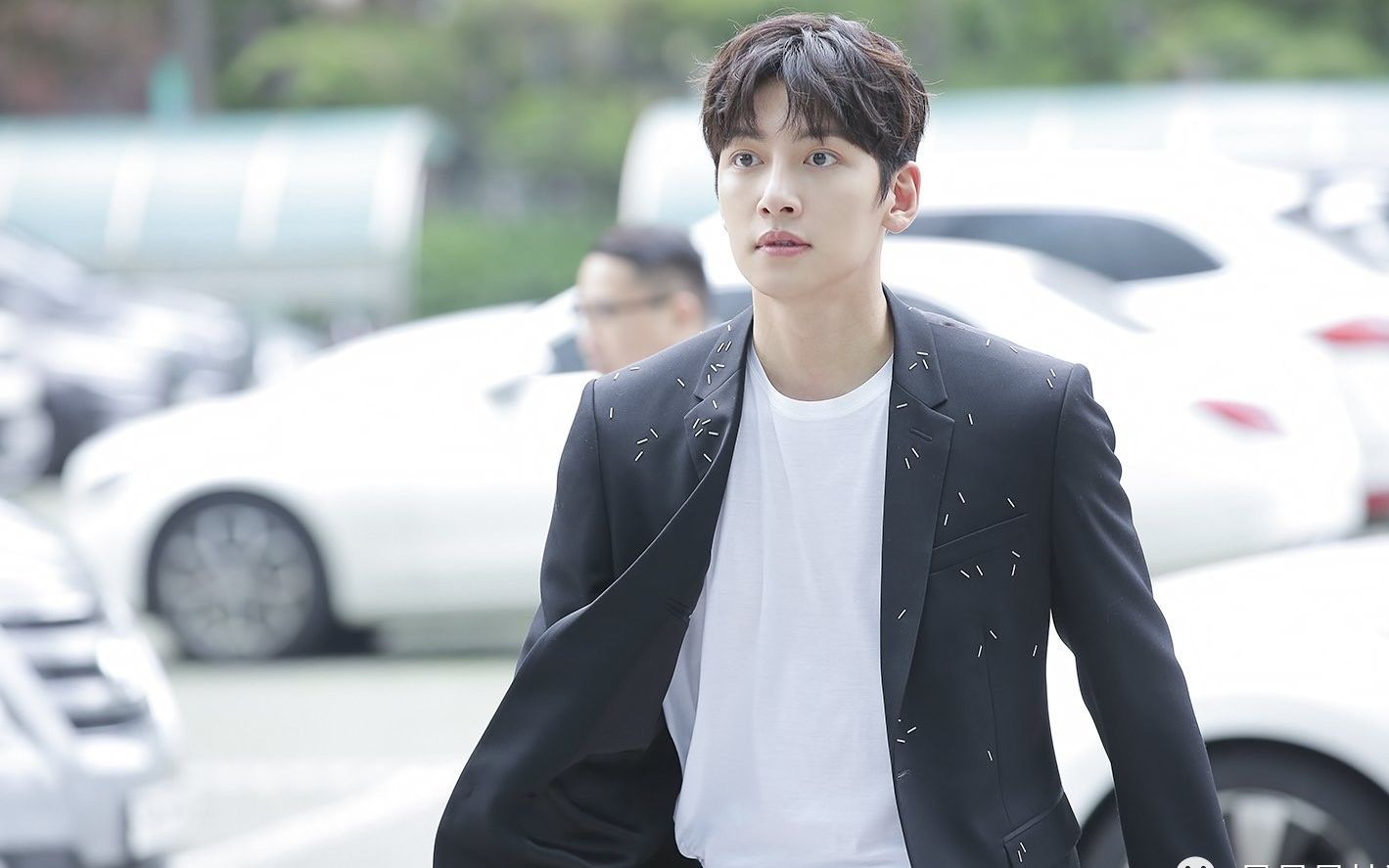 池昌旭红毯西装秀西装来了