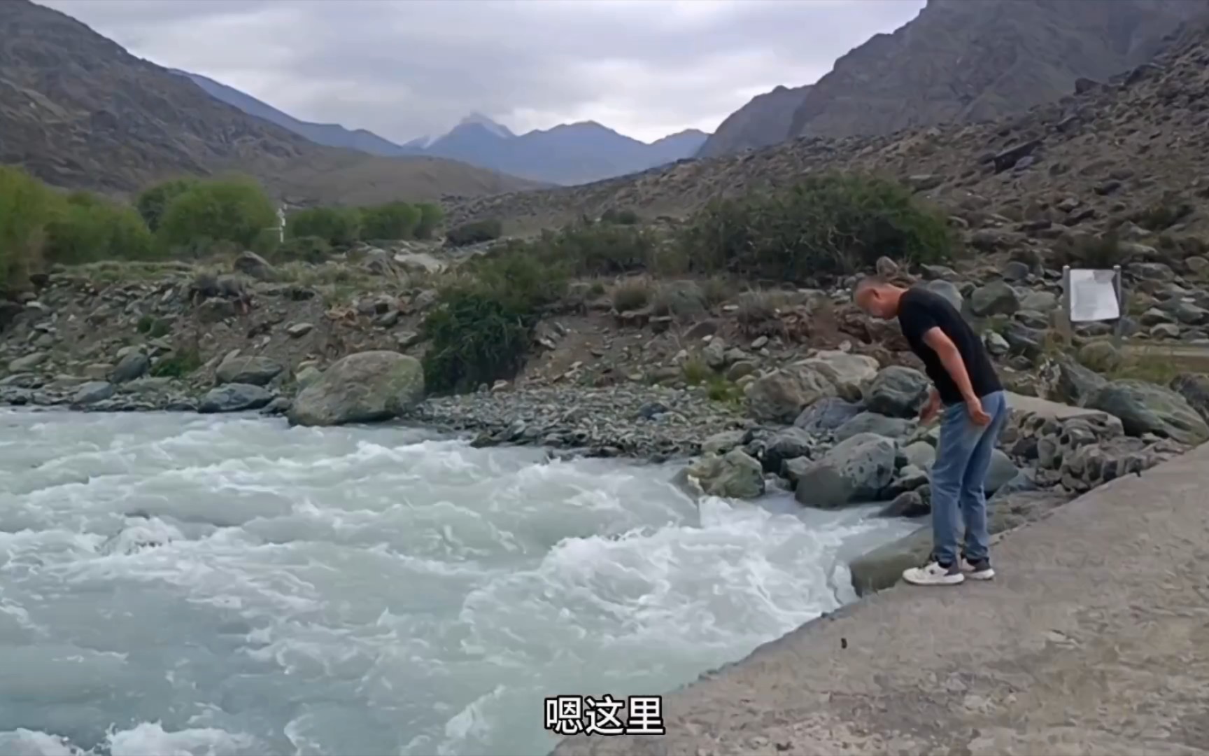 进入东天山,博格达冰湖之水蜿蜒流淌至柴窝堡湖,人生莫过如此哔哩哔哩bilibili