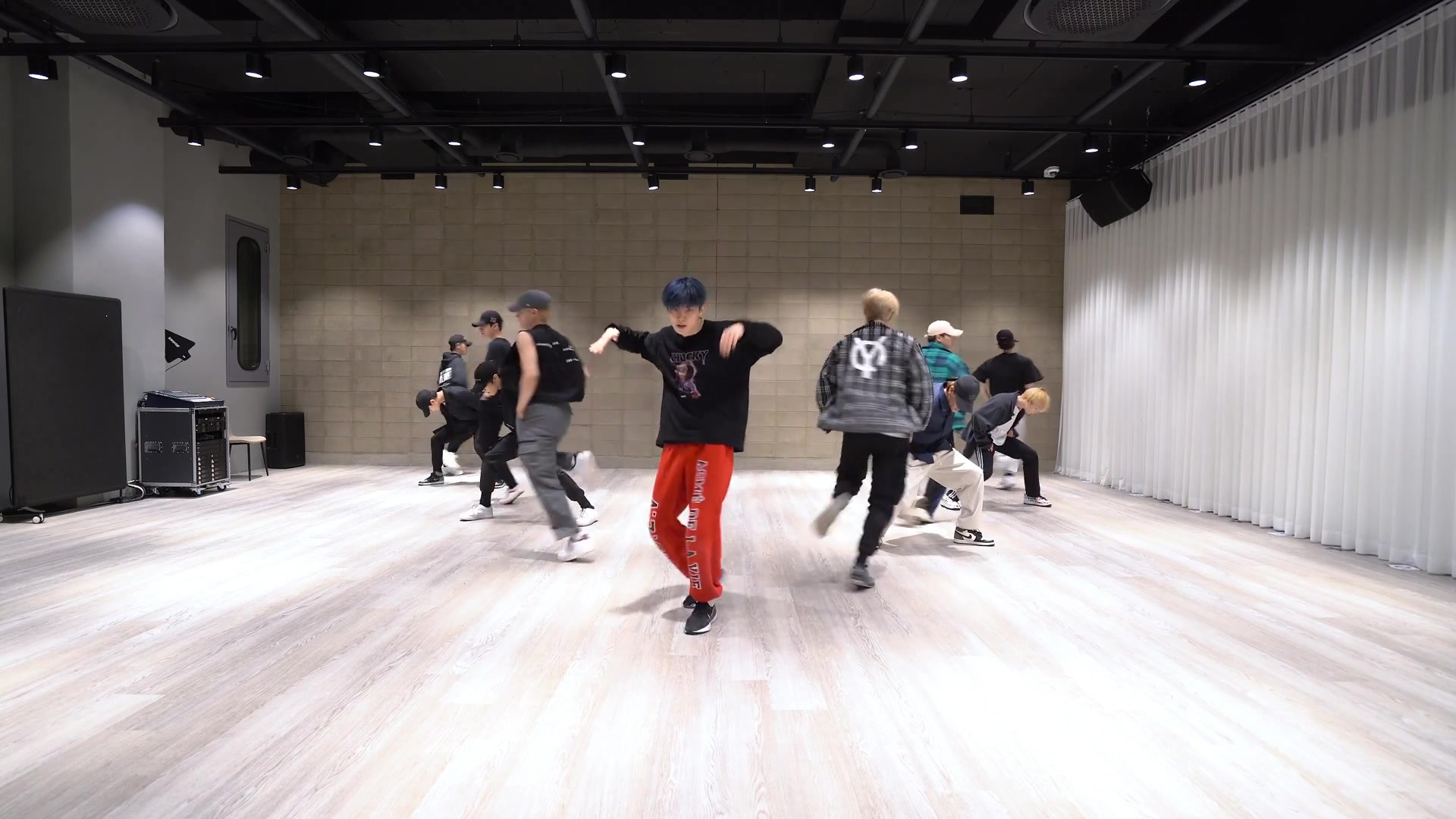 [图]THE BOYZ -‘The Stealer’ DANCE PRACTICE VIDEO