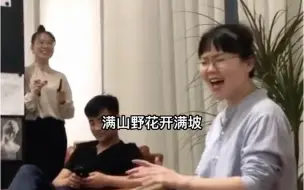 Download Video: 她唱的好开心，干净的声音，安与骑兵红山果唱的真好#民谣#真人真唱#手鼓#翻唱