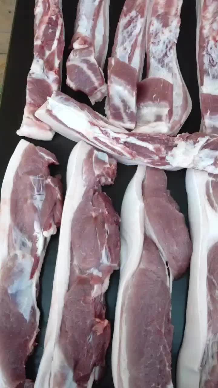 今天的纯粮食黑猪肉太巴适了肥瘦适中全部是经典的五花二刀正夹缝肉
