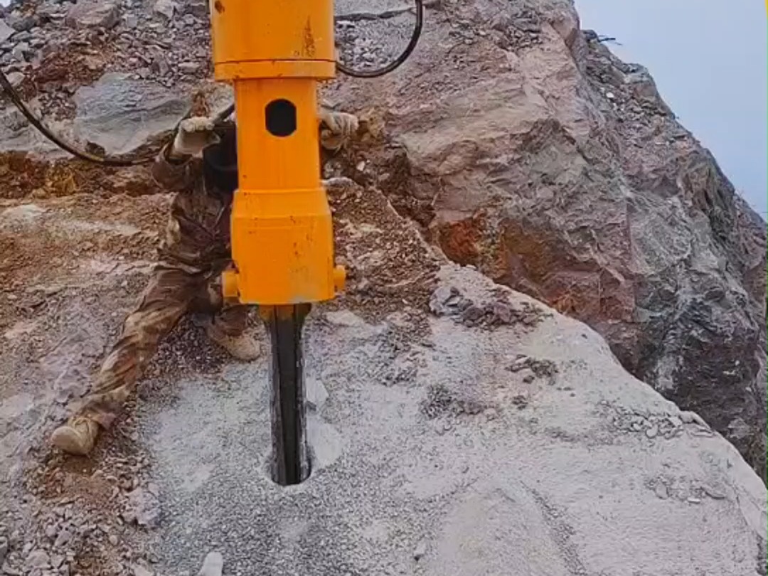 该设备俗称:机载式液压劈裂机,矿老板做梦都想要的静态破石设备 #静态