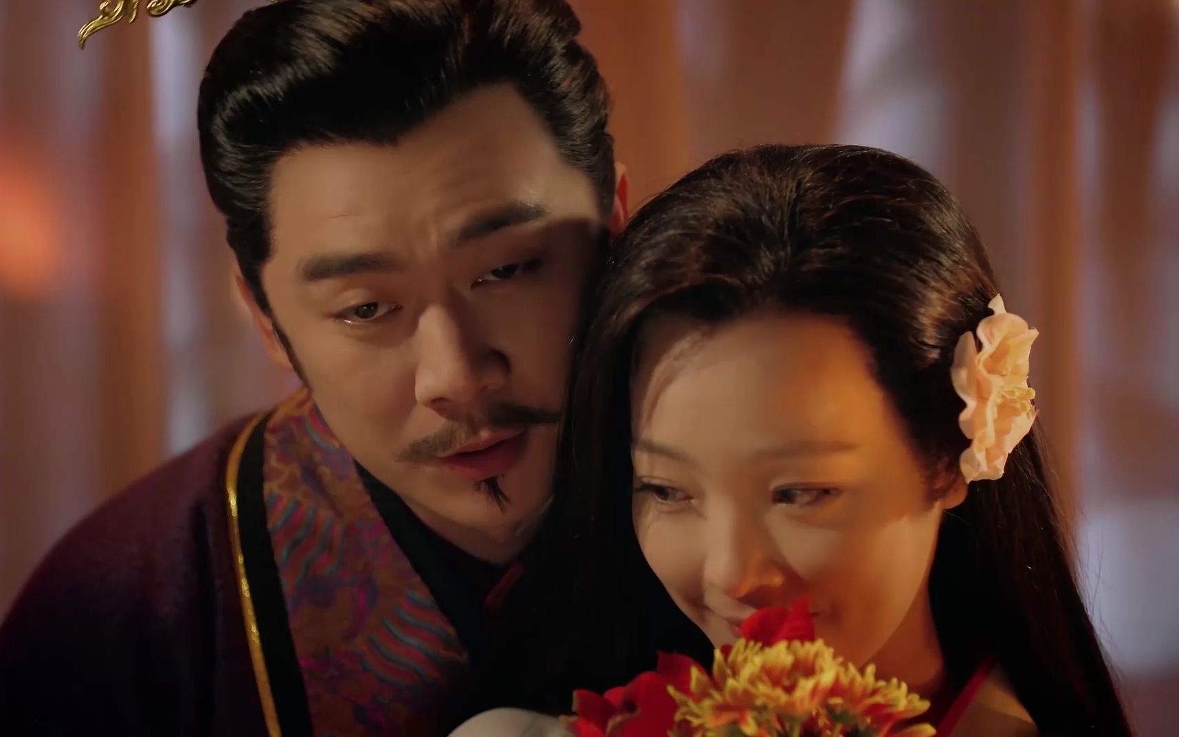 魏美人拿扇子挡住鼻子,故意说是妙目传情,楚王更加高兴