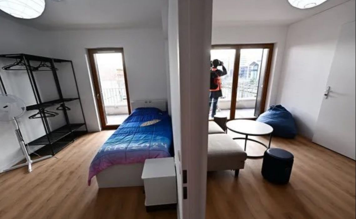 巴黎奥运村环境曝光!条件极其简陋,12平米挤俩人,40度不安空调