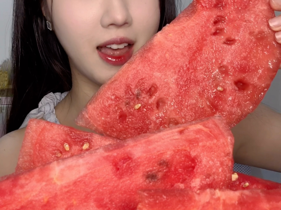 夏天最配冰镇大西瓜!冰冰凉凉又脆又甜太爽了吧!