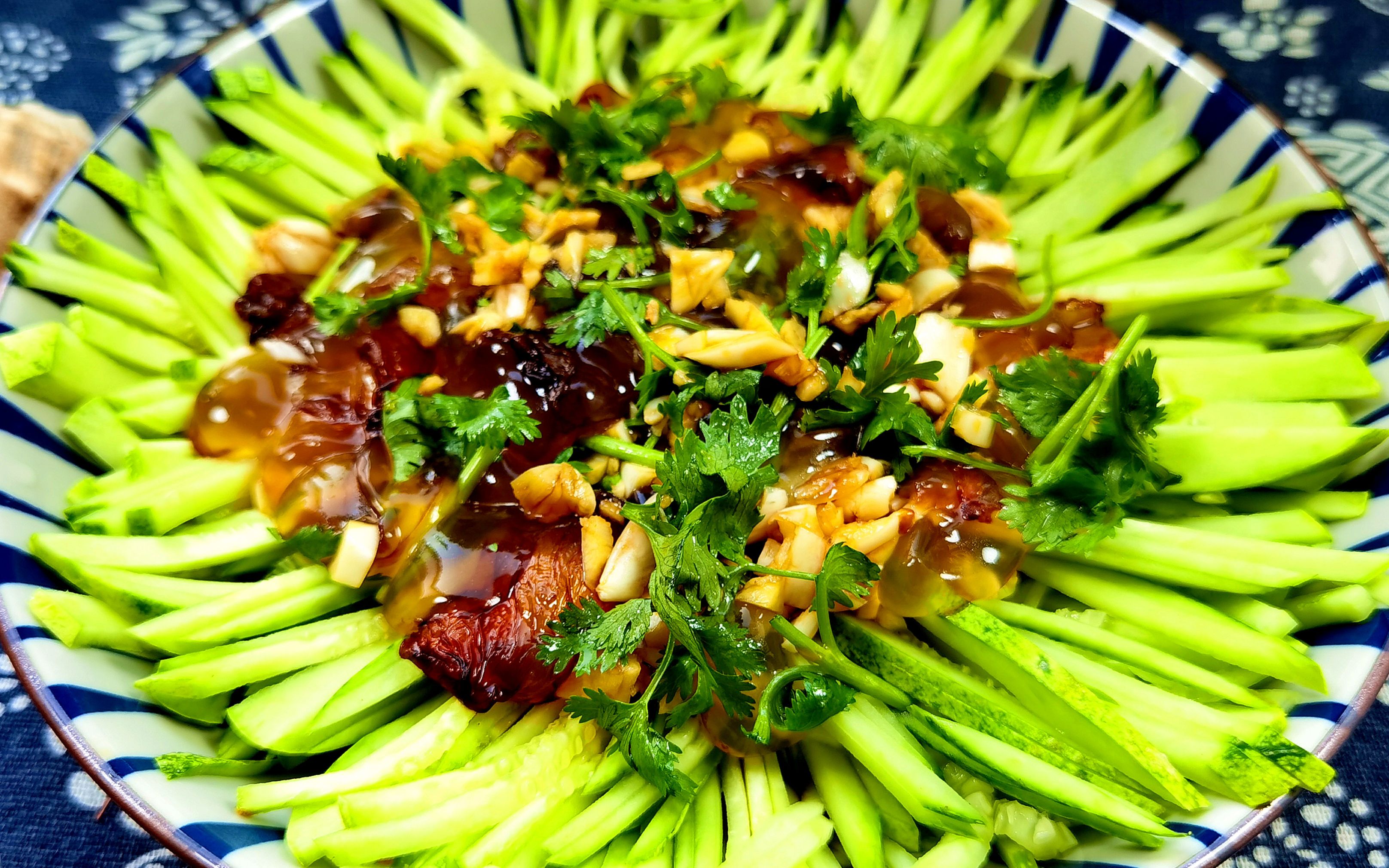 秋季遇到这食材别手软营养极高拌黄瓜吃堪称人间美味真香