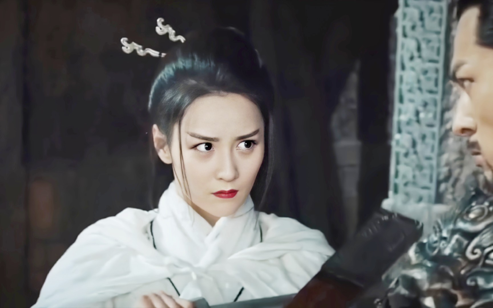 古装冷艳女侠,白衣白靴,清丽脱俗,孤身对战反派高手,被打成重伤,奋力