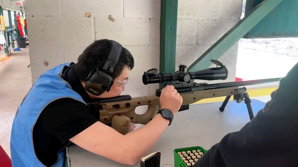 小哥体验射击awm狙击步枪