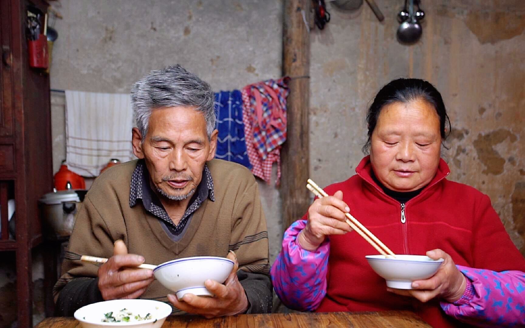 农村婆媳同住,儿媳妇回娘家了,看公公婆婆晚饭做啥吃的