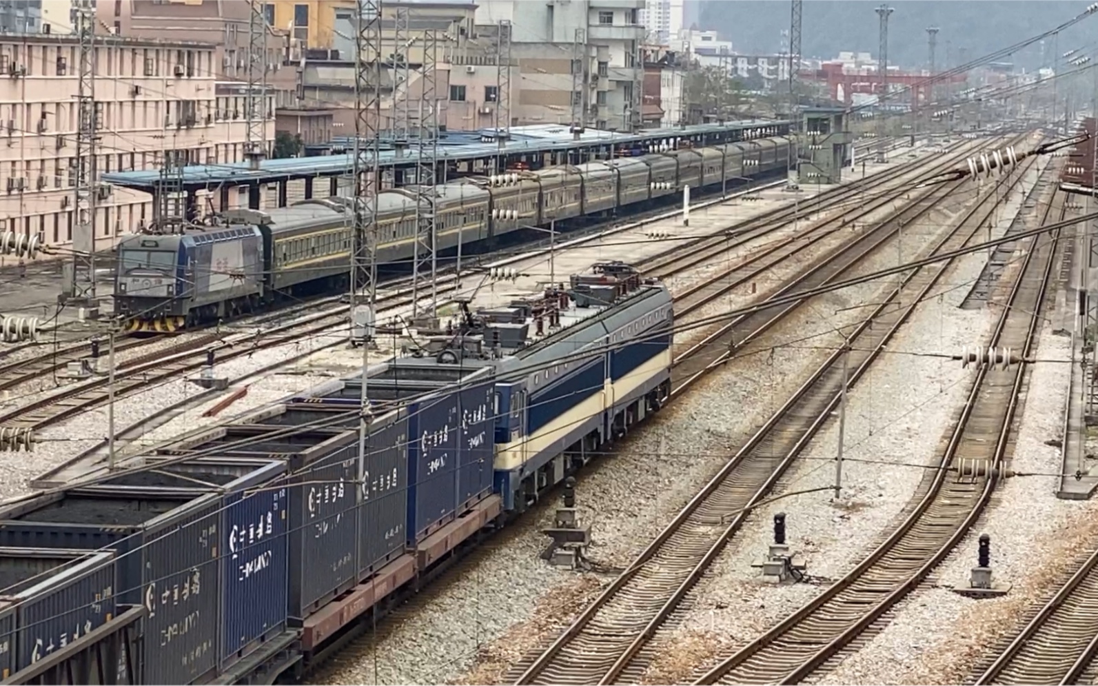 火车视频 黔桂线 金城江站 k950金城江-深圳东 待避ss3b通过