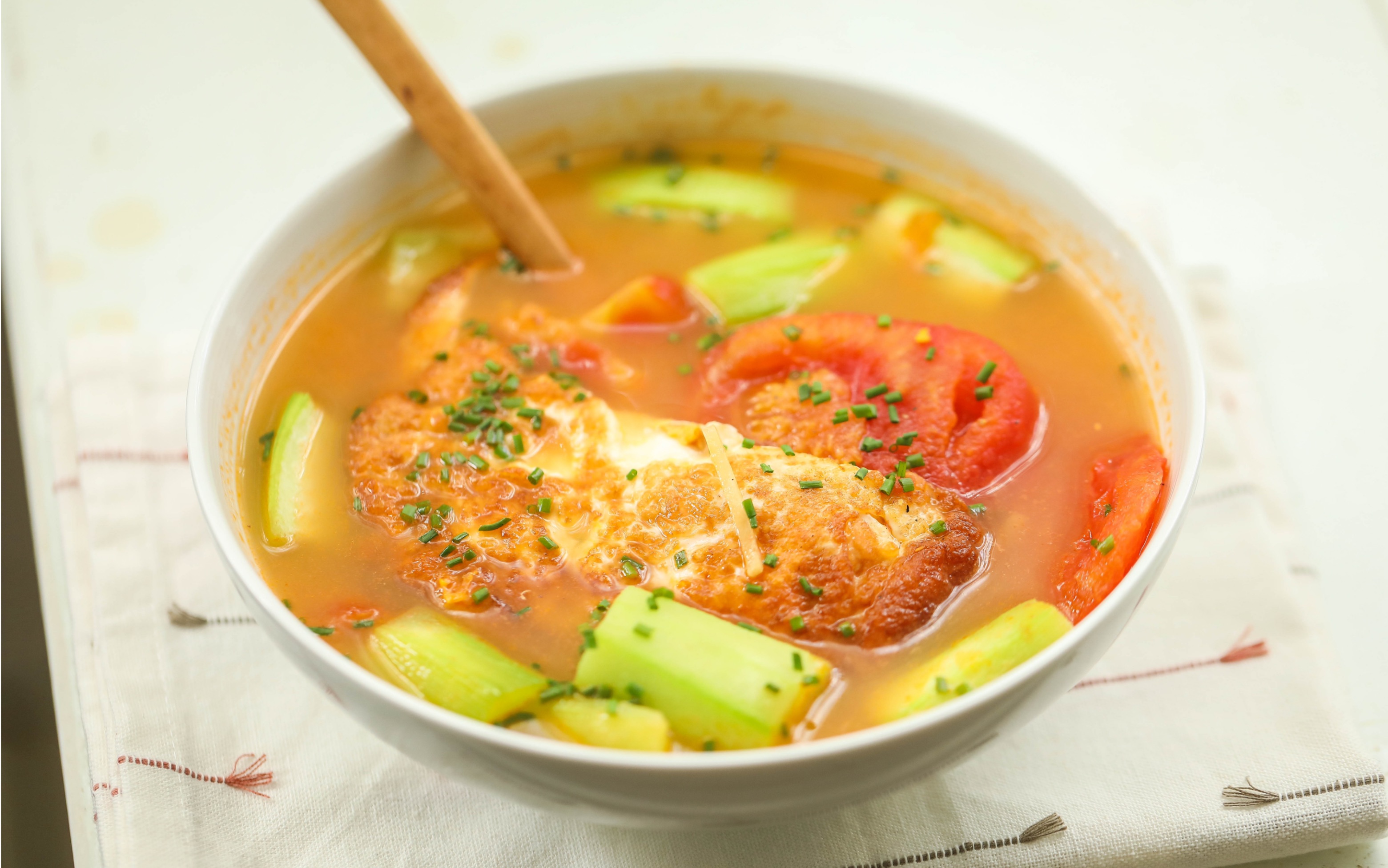 【番茄煎蛋丝瓜汤】让基础汤品好喝n多倍的小秘密～_哔哩哔哩 (゜-゜)