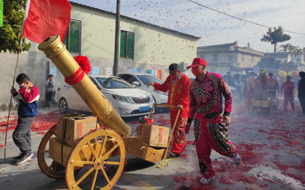 [图]场面那叫一个锣鼓喧天，鞭炮齐鸣