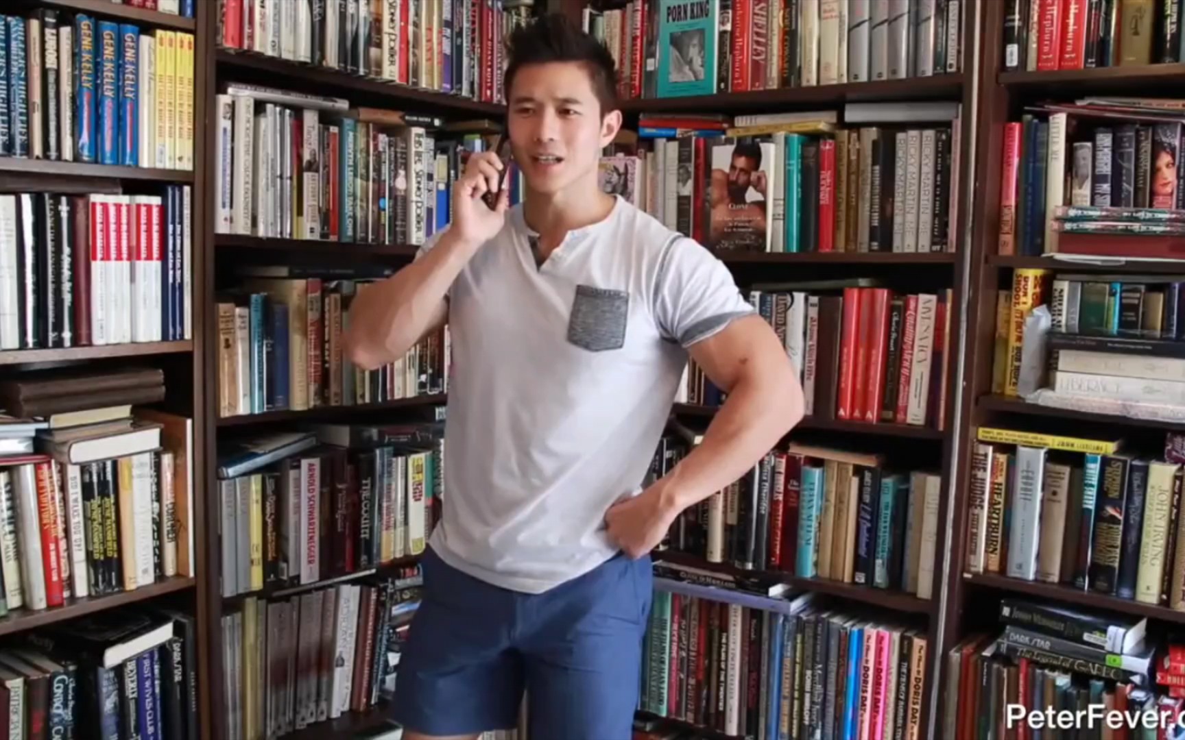 肌肉男图书馆看健美书籍,韩国肌肉男图书馆