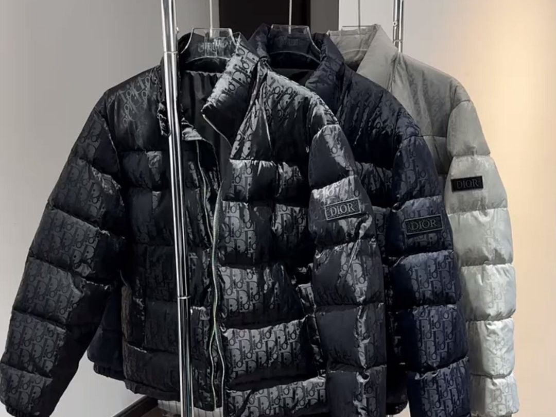 年度奢潮穿搭分享迪奥暗纹印花羽绒服