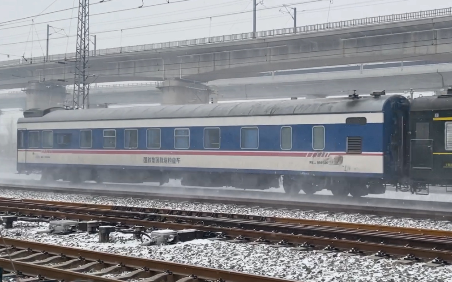 [图]【中国铁路】茫茫大雪中的一抹蓝....