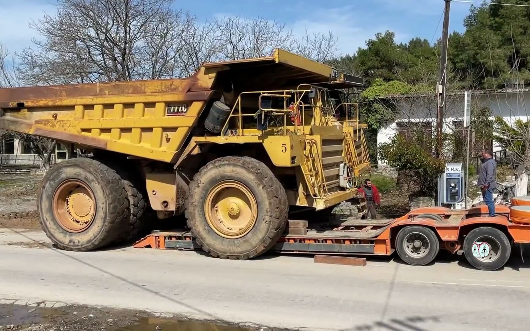 矿山大翻斗车怎么转移?来现在告诉你看看这专用挂车