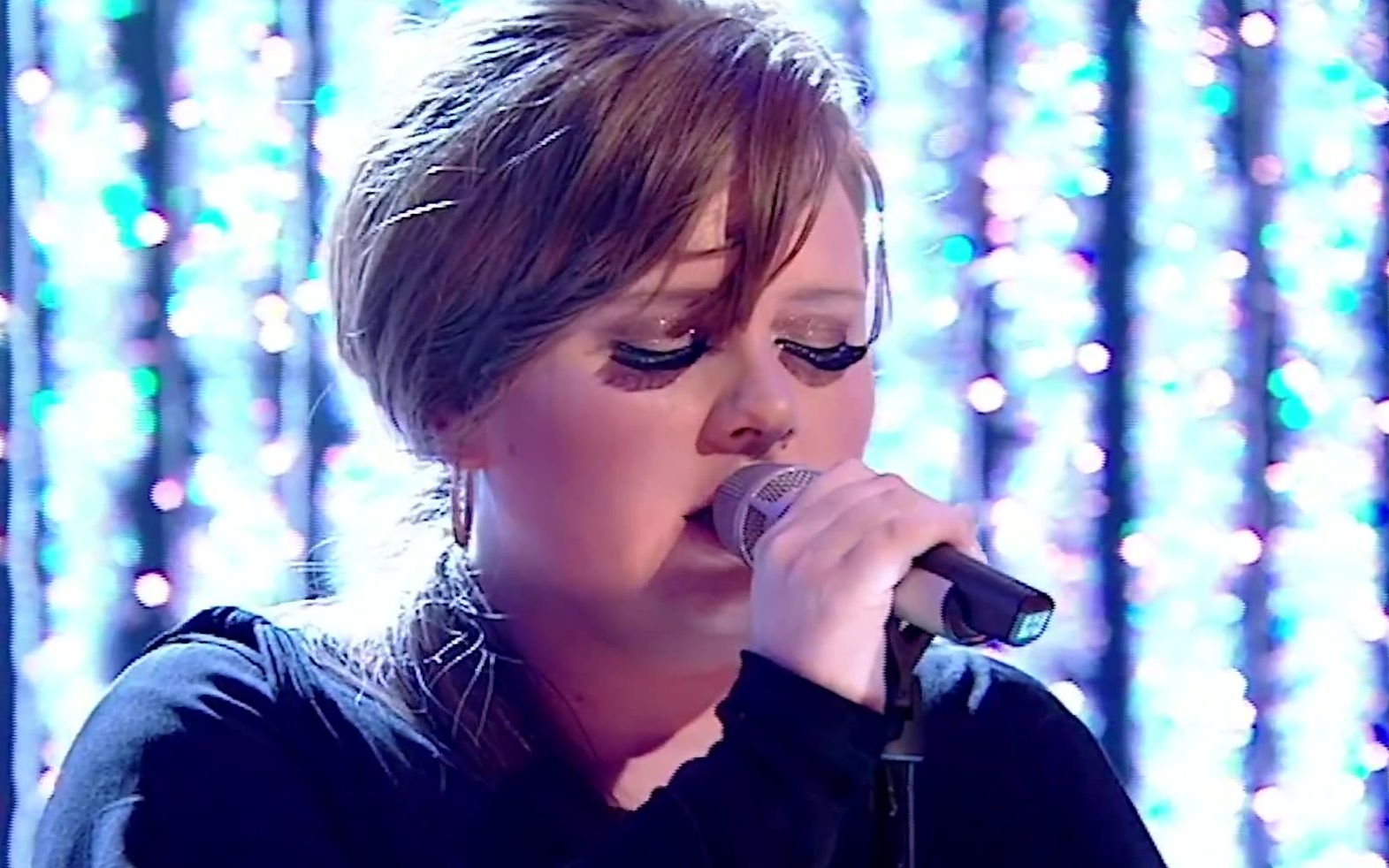 [图]【家乡荣耀】Adele - Hometown Glory (Live TOTP 2008)