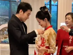 Download Video: 新中式是订婚服的神！好漂亮🎉🎉#敬酒服 #订婚 #旗袍 #红旗袍#新中式