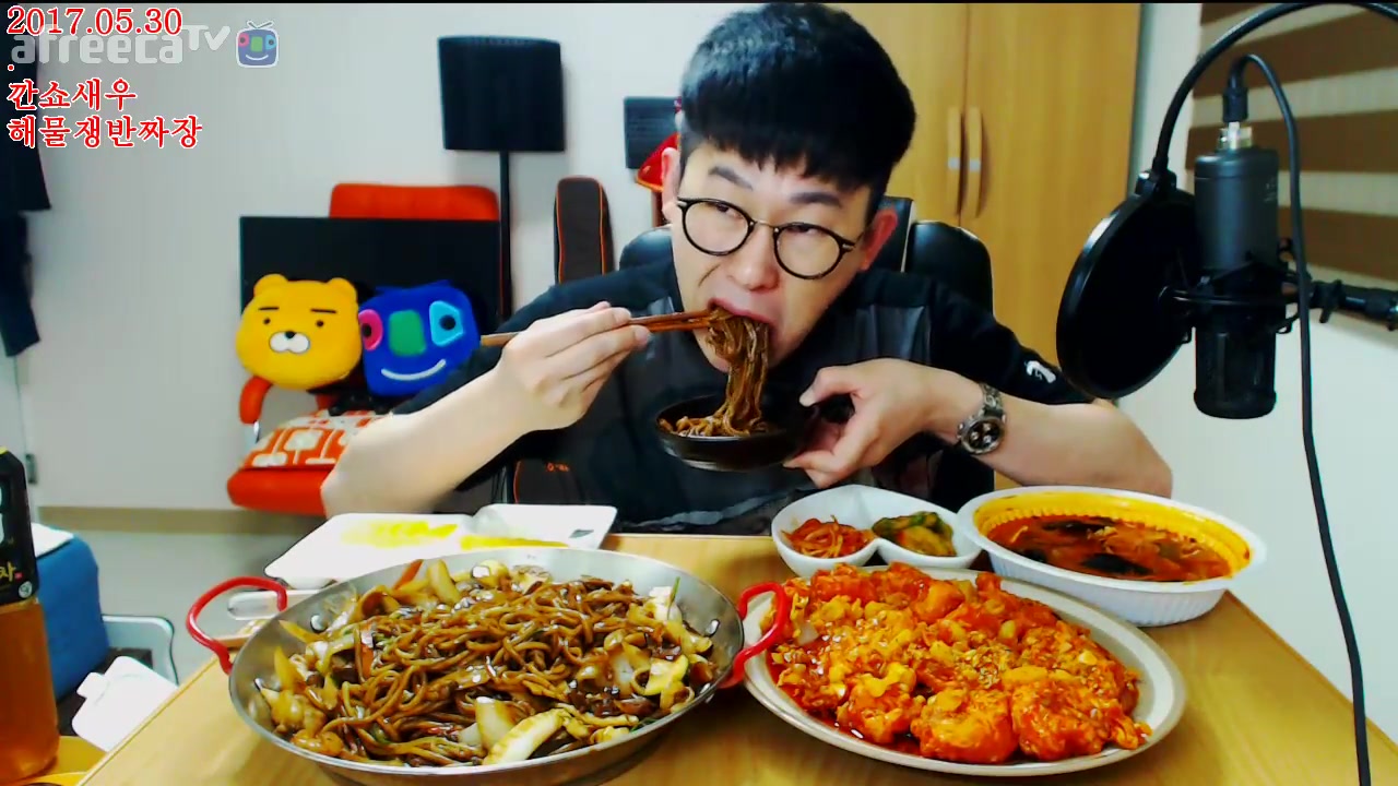 【韩国吃播】眼镜哥吃海鲜盘,炸酱面