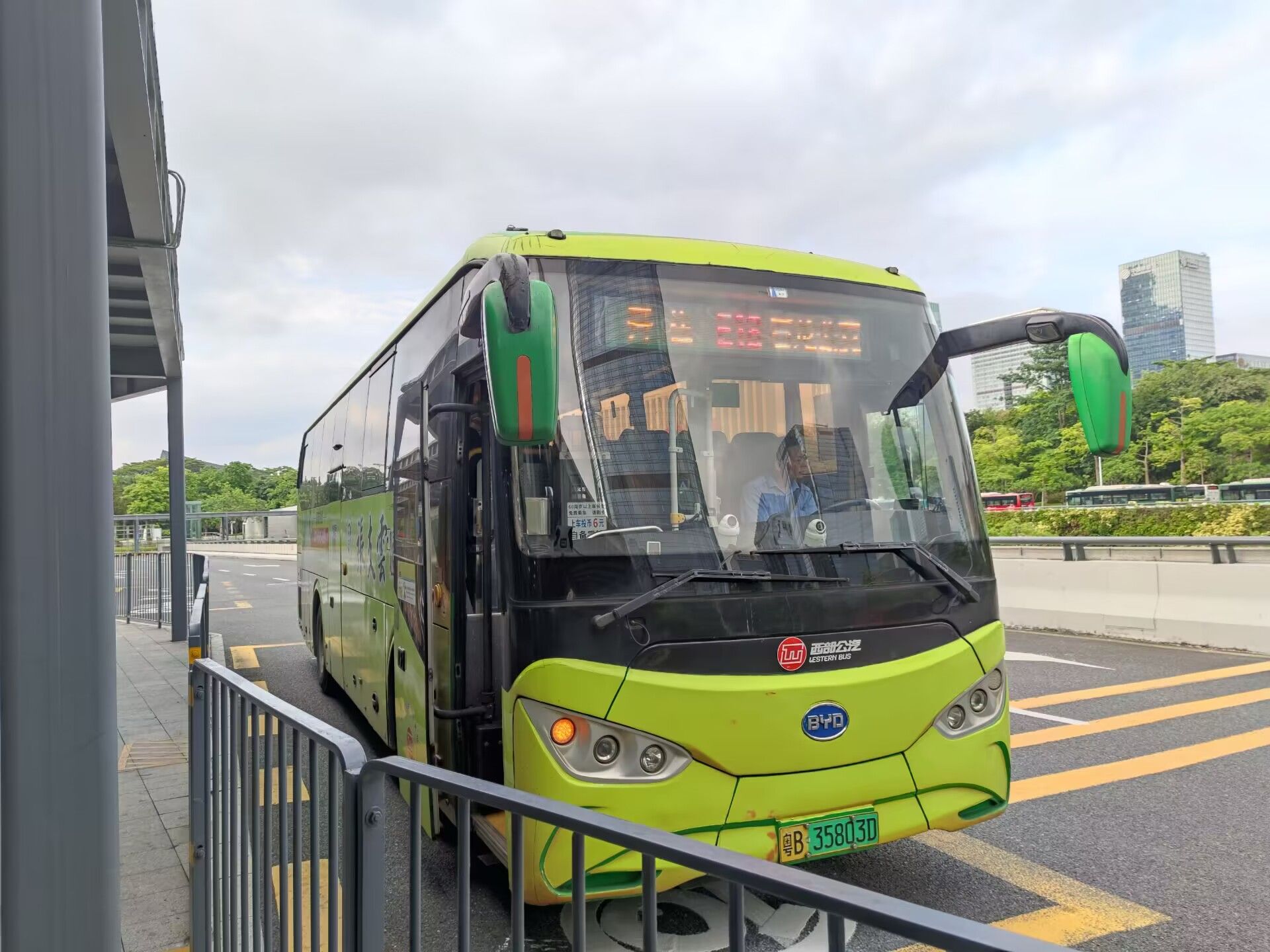 水视频 深圳公交高快巴士28号 华宁罗泰路口-龙大高速段行车原速 前方