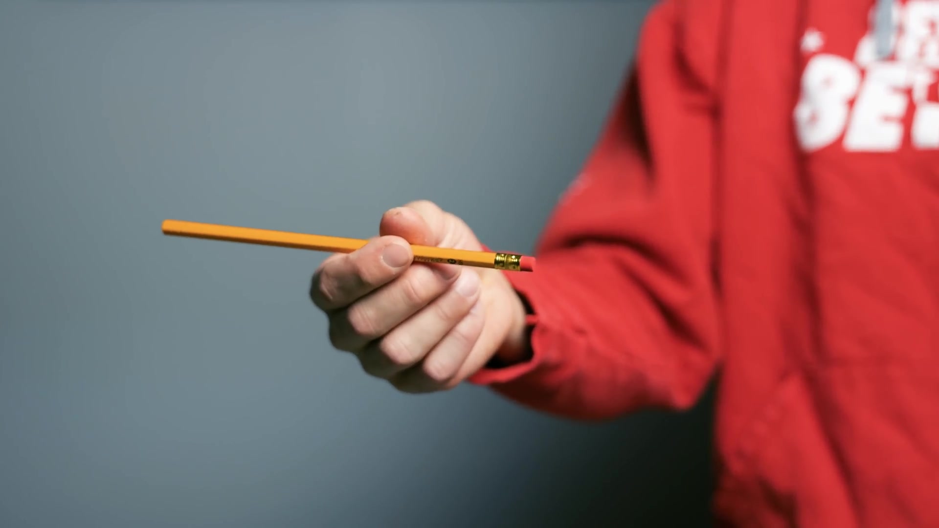 [图]转笔 How to Spin a Pen On Fingers Like a Boss -