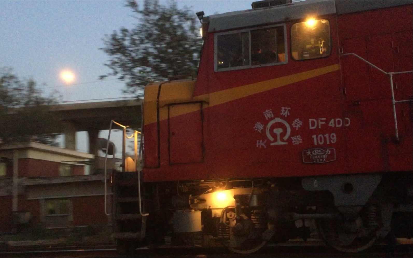 df4dd-1019,天津南环铁路,牵引敞车货列李港线下行驶出李七庄车站