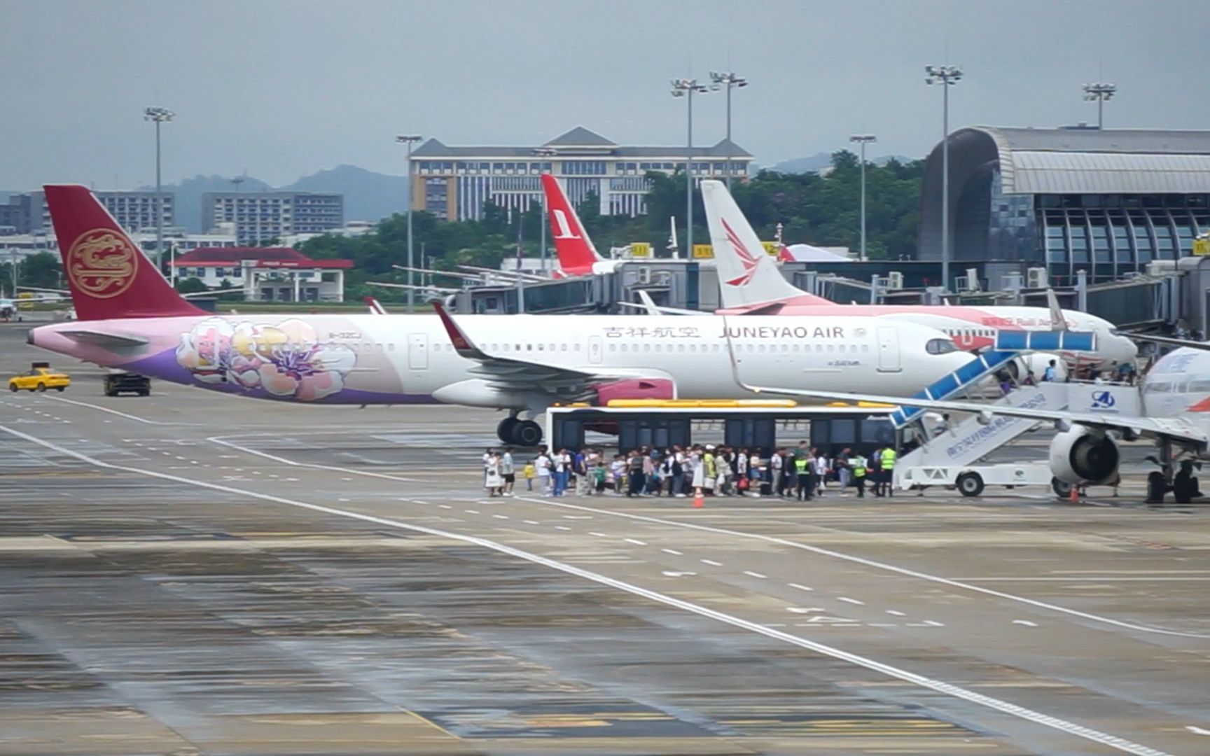 吉祥航空墨镜"梦旅花生"(笑)彩绘雨后降落南宁机场(nng)