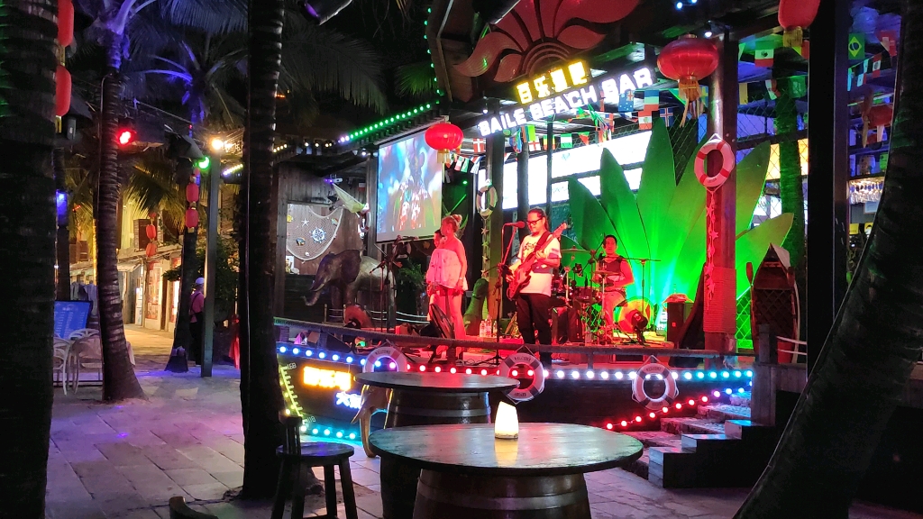 在三亚大东海景区一家音乐酒吧请来的外籍歌手驻唱唱得不错你能猜出是