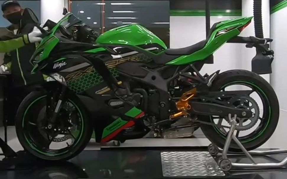 川崎 ninja zx-25r 改装展示