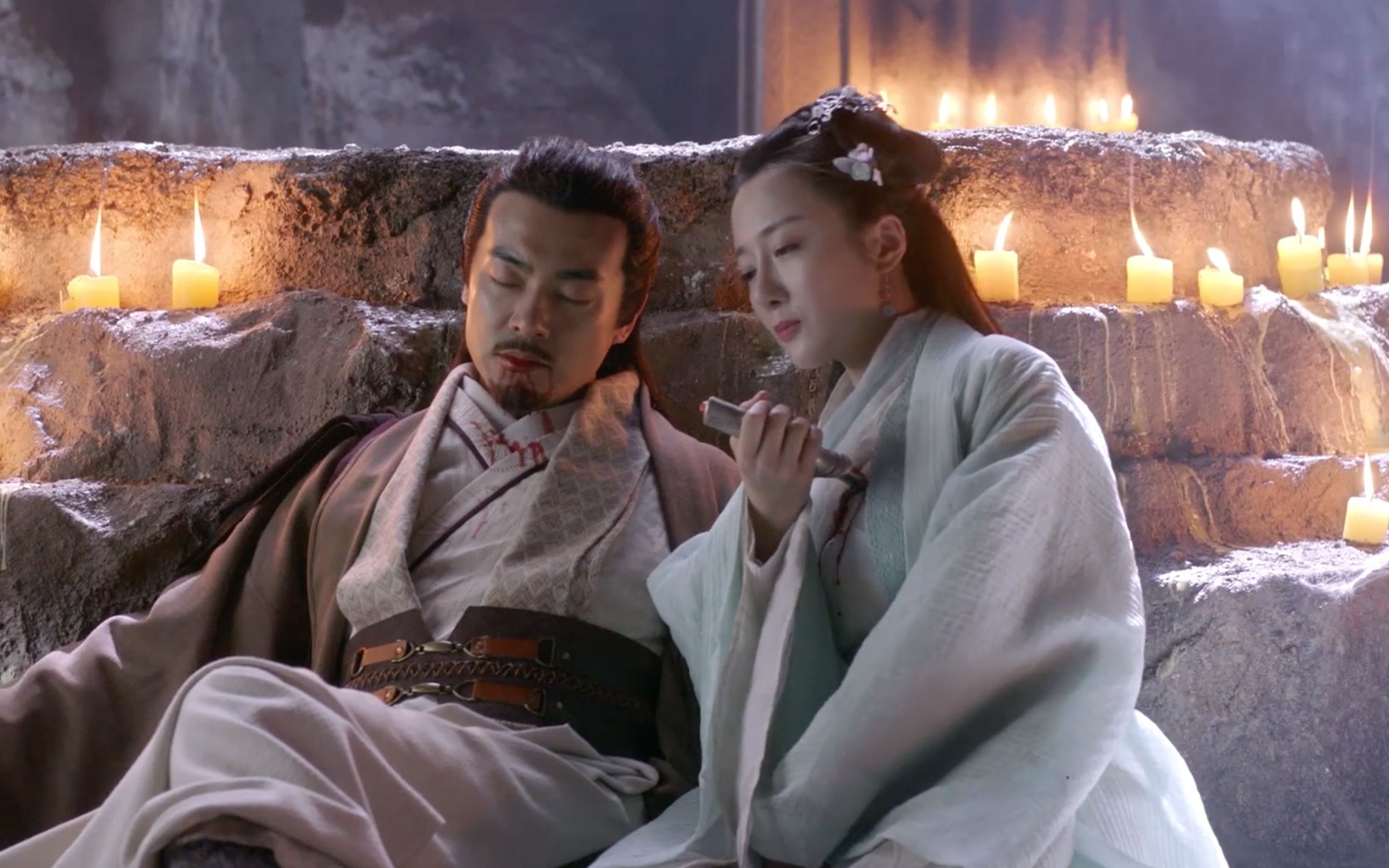 倚天8版对比成昆与师妹幽会阳顶天七窍流血阳夫人愧疚自尽