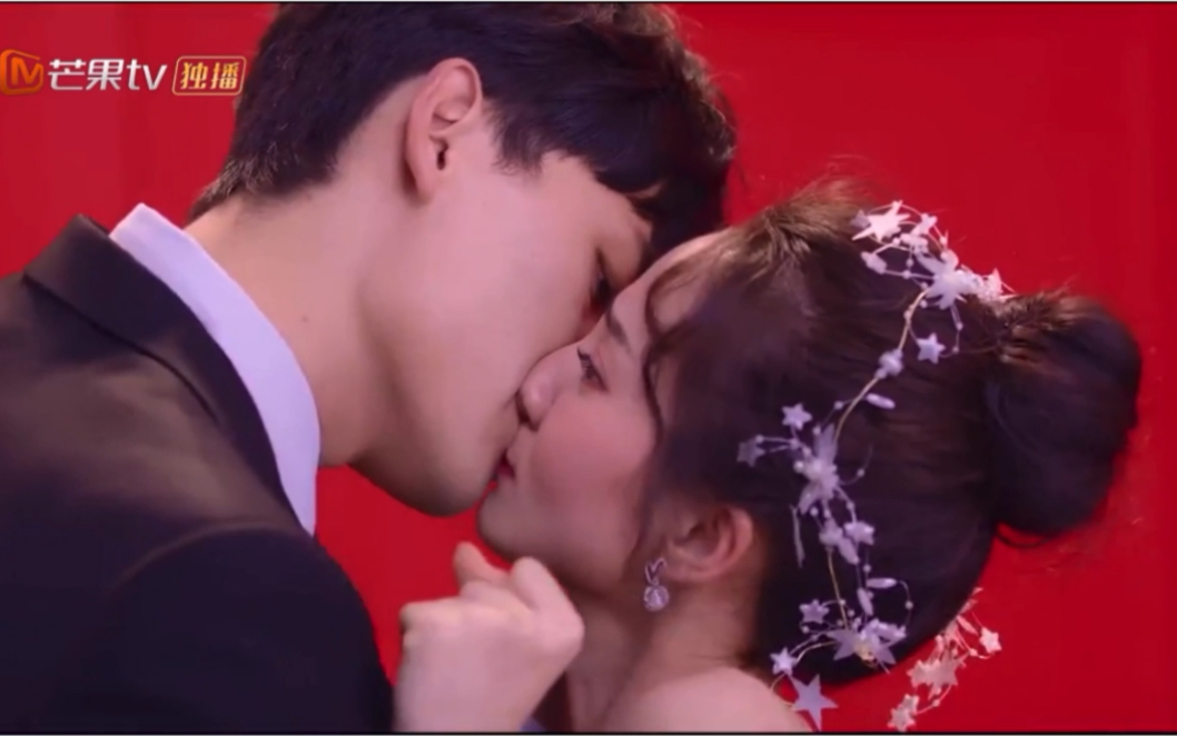 [图]【高甜kiss】拜托，请你爱我吻戏cut｜易涵裴呦呦拍艺术照｜好甜｜呆萌张雨剑｜你怎么说亲就亲～