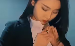 女死刑犯被执行枪决现场，上路穿上新衣服