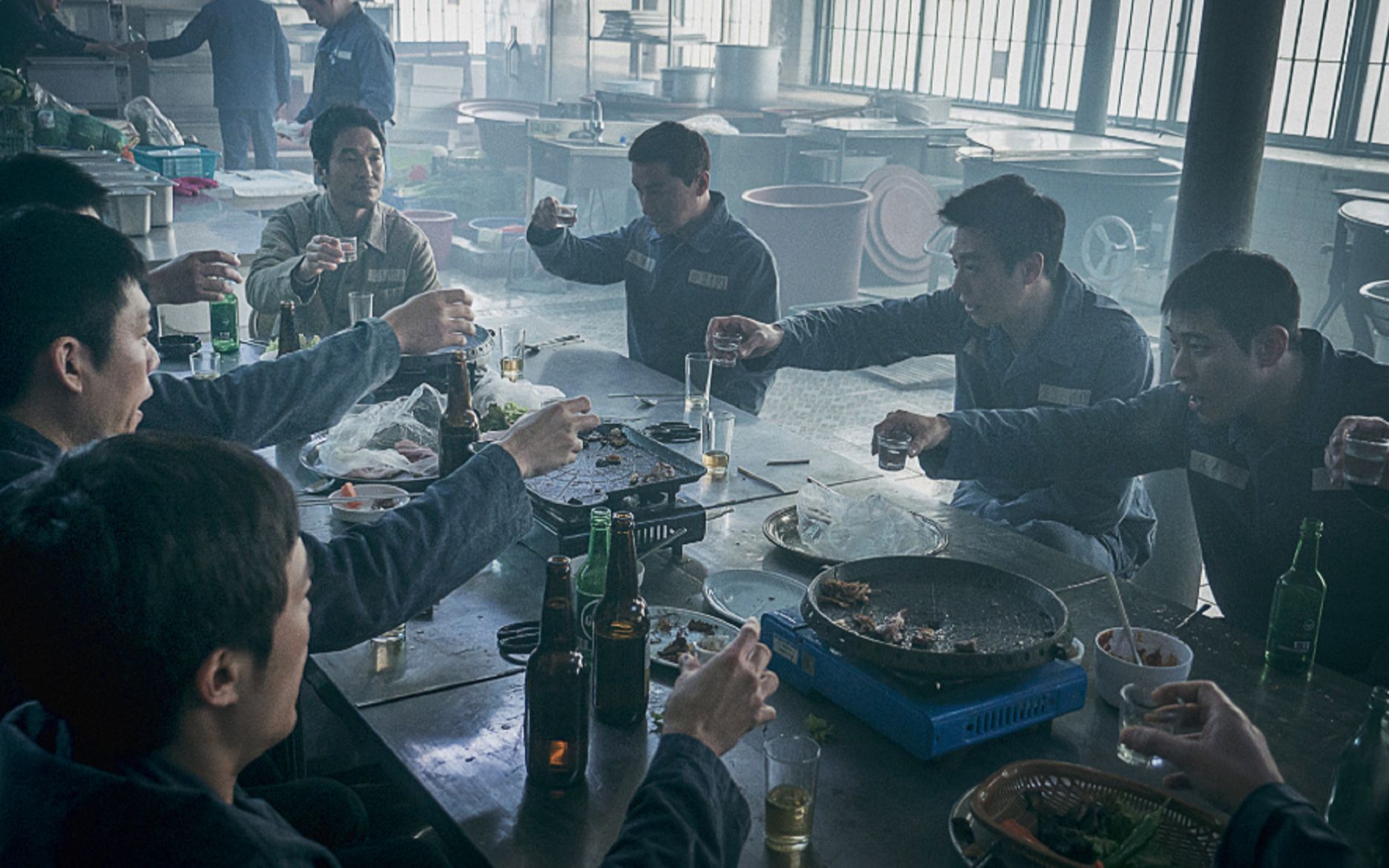 韩国片监狱里的犯人为所欲为狱警却无视真实的让人不敢相信