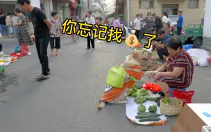 Tải video: 狗狗赶走顾客还抢菜，霸道后还不忘提醒摊主找钱，又赚了