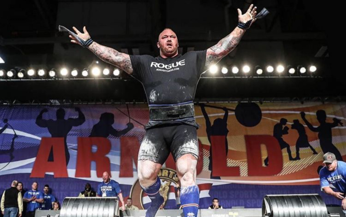 大力士雷神thor的第一次力量举比赛总成绩1100kg2425磅69