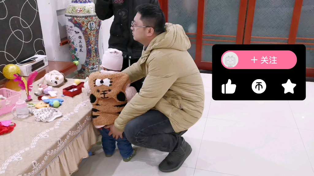 爸爸是怎样检查宝贝拉粑粑的呢?好专业