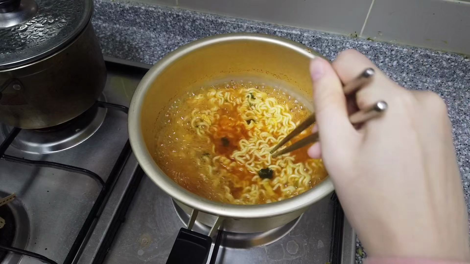 韩国情侣视频日记之深夜煮泡面