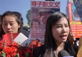 Video herunterladen: 余华英辩称太年轻要生活，才走上拐卖不归路，杨妞花法院外控诉