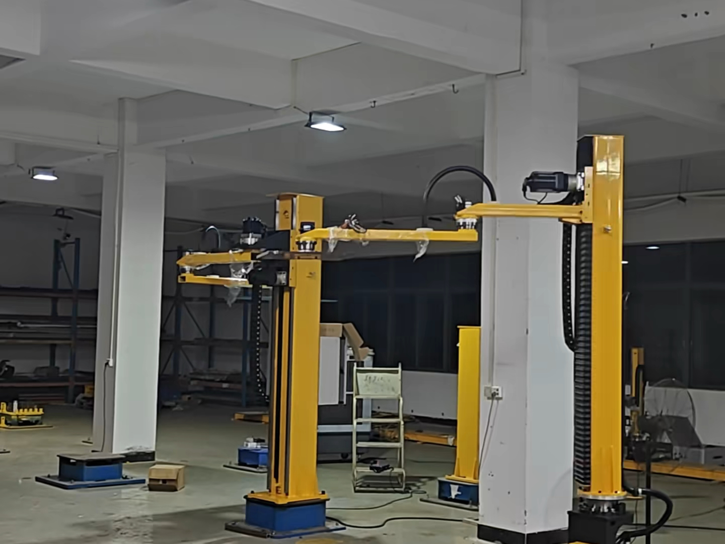 同样都是末端负载50公斤的立柱码垛机,你知道为啥一个是固定立柱,一个