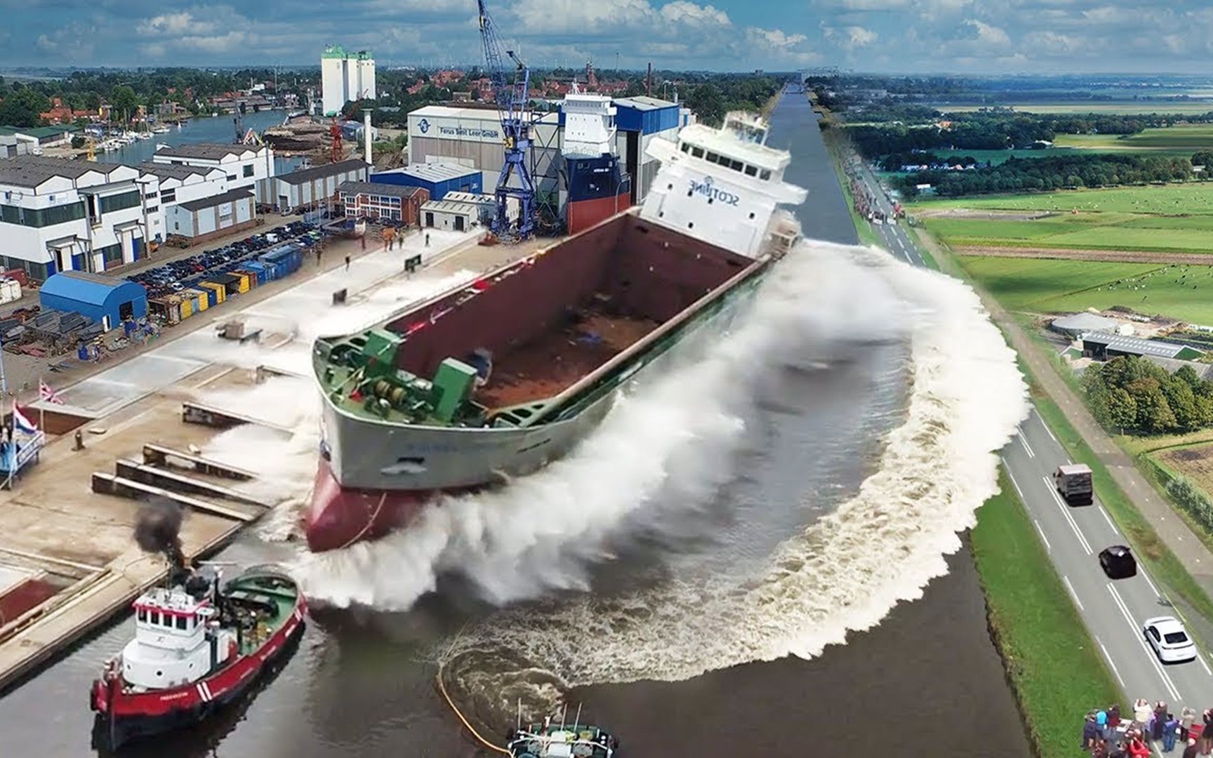 万吨巨轮如何下水?瞬间掀起几米巨浪,20个巨轮下水场面极其壮观