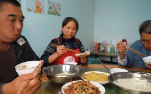 包立春想吃饼饼，桃子姐做一盘腊肉炒茶树菇，搭配烧椒酱，美滋滋