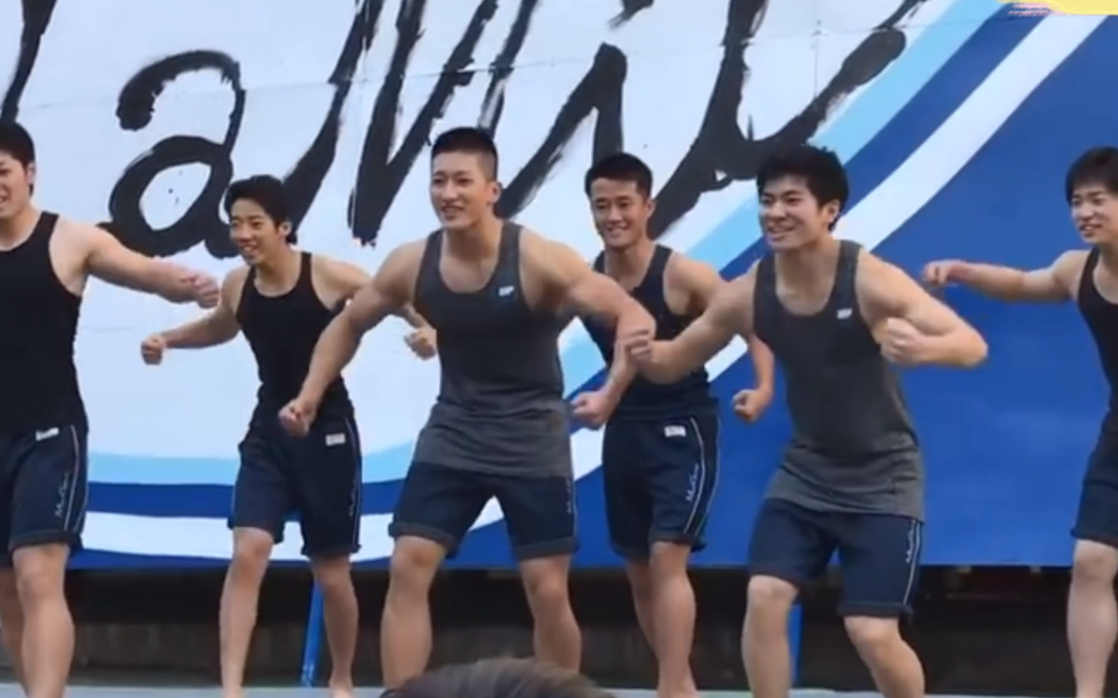 一群肌肉男跳舞图片