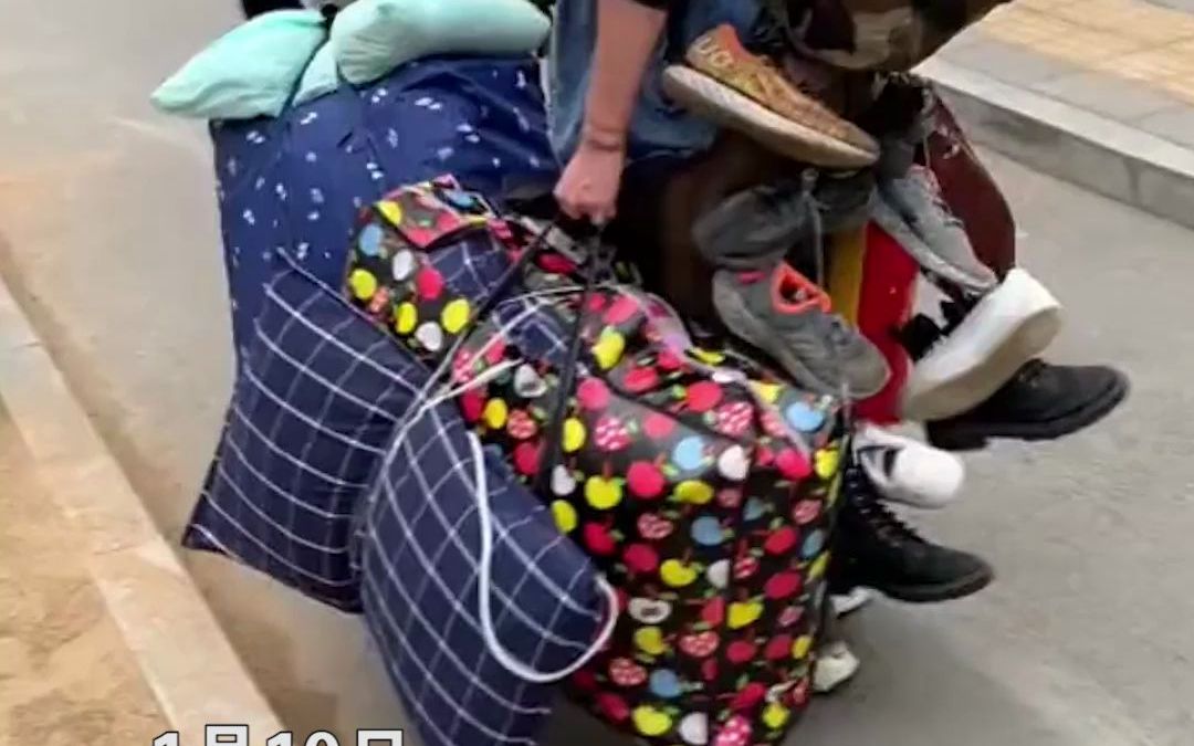 男生放假回家打包行李,能拿回家绝不放宿舍,这跟逃难回来似的