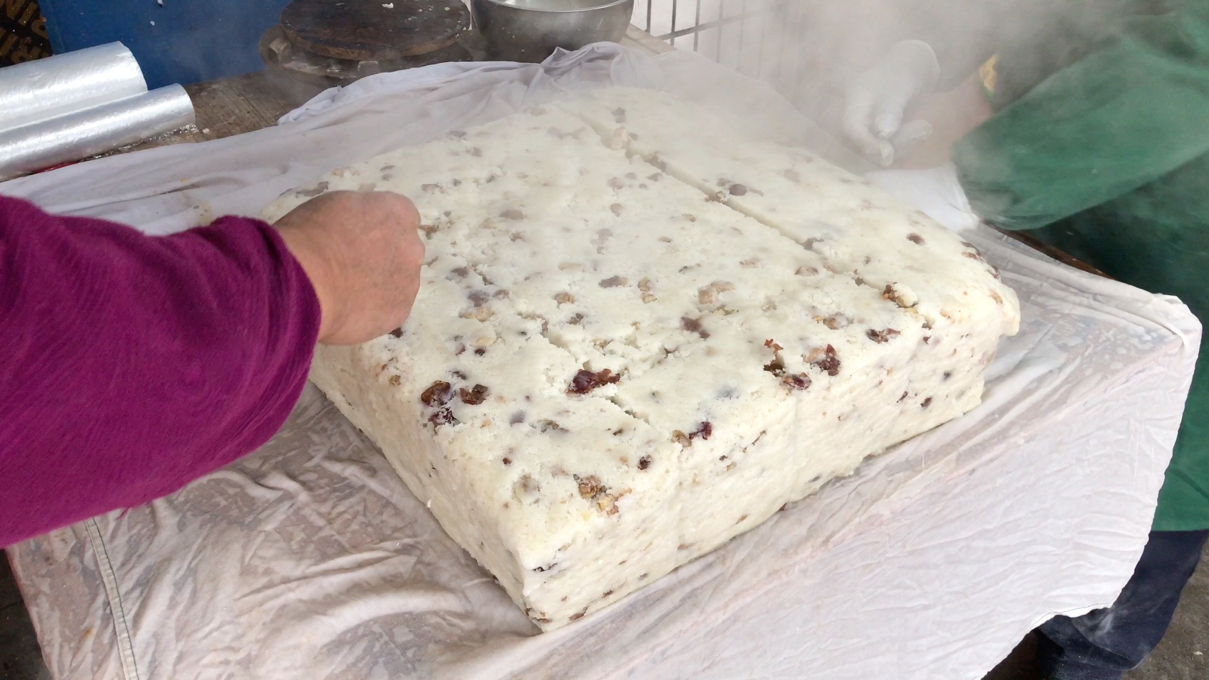 新出锅的崇明糕,枣,核桃,糯米原料,切糕如同切豆腐.