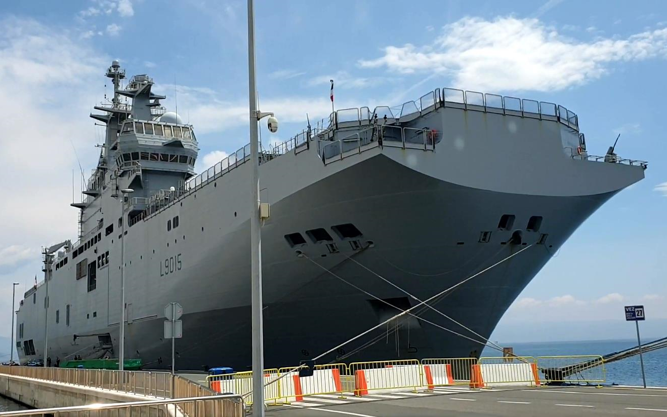 【法国海军】西北风级两栖攻击舰"迪克斯梅德"号(l-9015)停泊斯普利特