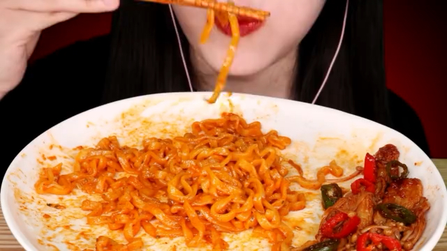 kaho asmr吃播 火鸡面 辣酱金针菇 咀嚼音 深夜放毒啦